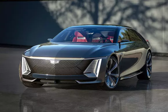 Prolog al evenimentelor de la 2022 Monterey Car Week: pe 19 august a fost dezvăluit într-un cadru exclusivist Cadillac Celestiq Concept.