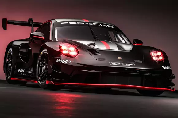 Să-l poreclim „modified carbon” pe Porsche 911 GT3 R? Structura sa e din aluminiu și oțel, dar se află și destul carbon pe acolo, ce-i drept.