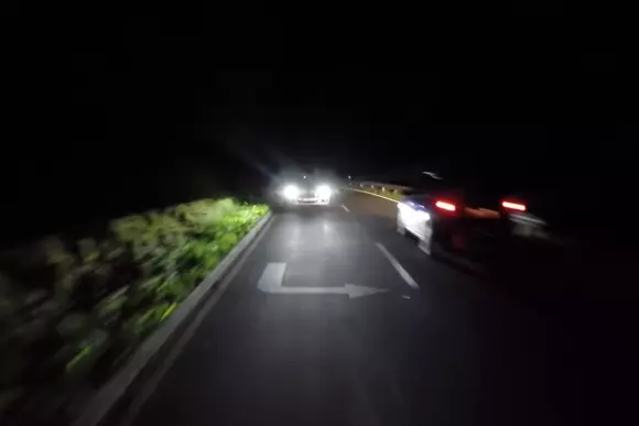 Alt mod de a aduce informații în raza vizuală a șoferului: Ford studiază faruri capabile de proiecții grafice pe drum.