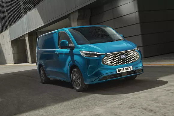 Revoluție pe piața vehiculelor comerciale de o tonă: Ford E-Transit Custom - orizont nou pentru furgonul cel mai bine vândut din Europa!