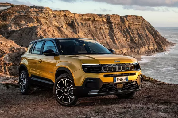 Ce spune evoluția pieței: lumea vrea SUV-uri și EV-uri. Prin urmare, ar trebui să și-l dorească și pe noul Jeep Avenger.