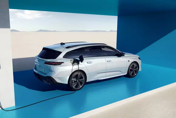 Așteptarea familiștilor a luat sfârșit: Peugeot aduce primul break electric din Europa sub forma lui E-308 SW