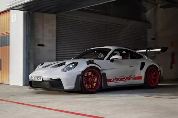 Îmbinare între competițional și înmatriculabil: Porsche 911 GT3 RS este ceva extrem din acest punct de vedere.