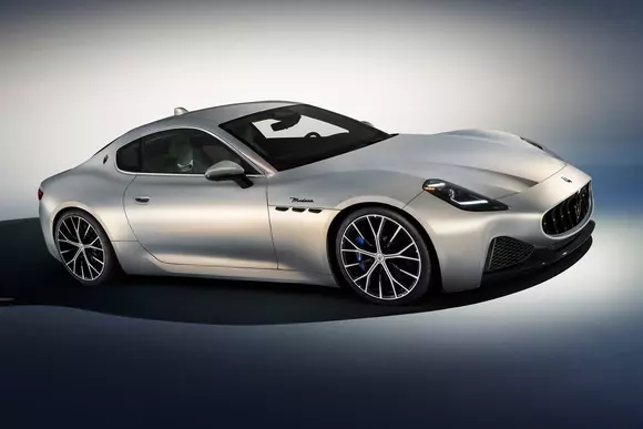 Nu renunța să faci ceea ce te reprezintă ca esență, chiar dacă altceva e pe val. Cam așa stă treaba cu noul Maserati GranTurismo.