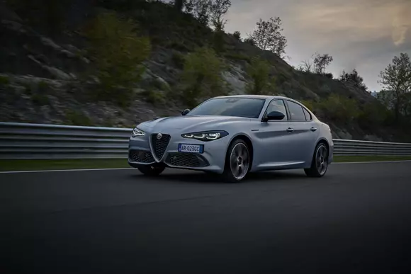Alfa Romeo Giulia și Stelvio primesc îmbunătățiri în ceea ce privește stilul și tehnologia