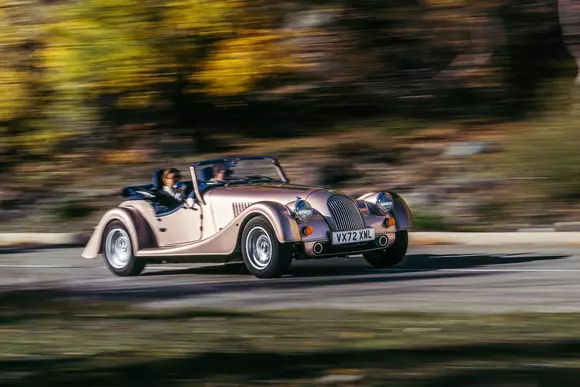 Veste bună pentru cei nepregătiți sufletește să renunțe la automobilele anilor 1940: nici britanicii de la Morgan nu cedează!