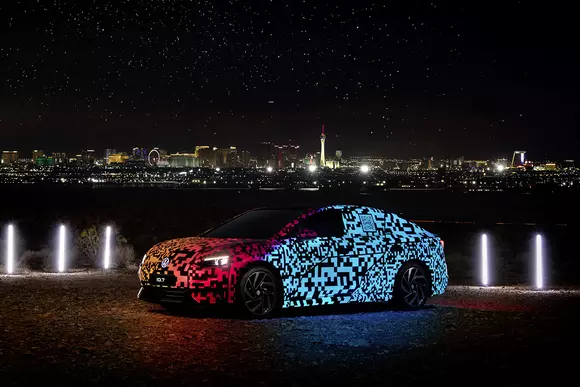 Prima apariție publică, prilejuită de CES 2023, a marelui sedan electric Volkswagen ID.7 a avut loc în culori de camulfaj digital.