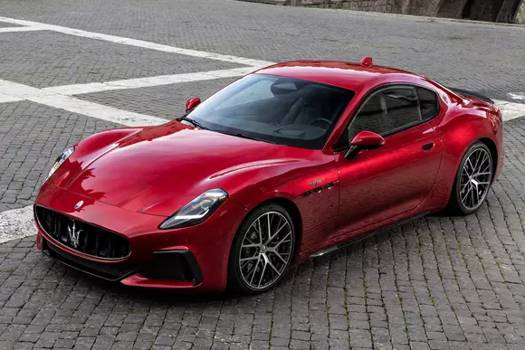 Să-l iei electric, în versiunea Folgore sau cu motor V6 Nettuno? Maserati GranTurismo 2023, tentația cu dublă personalitate!