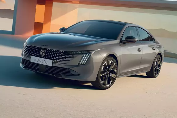 Francezii au intervenit atât pe latura infotainmentului, cât și pe a designului pentru a-l face pe Peugeot 508 și mai tentant.