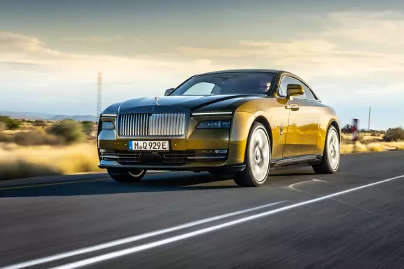 Moment de referință în istoria exclusivistei mărci britanice: Rolls-Royce Spectre vine să înnobileze electromobilitatea!