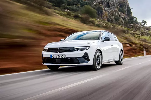 Noutate totală dincolo de un indicativ cu tradiție: Opel Astra GSe a electrificat spiritul sportiv al mărcii din Rüsselsheim.