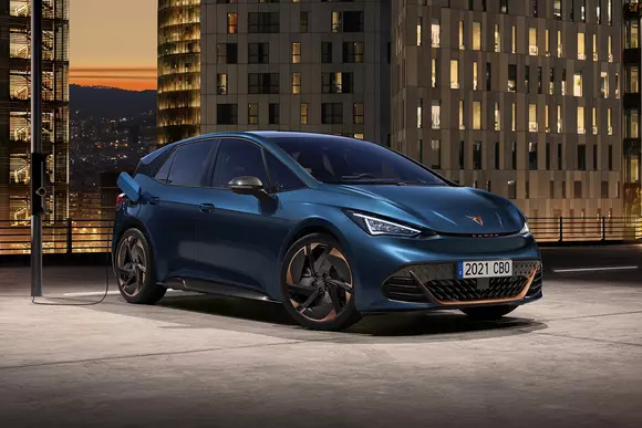 Piața din România s-a îmbogățit cu un nou vehicul electric: Cupra Born are prețul de bază de 43.359 euro.