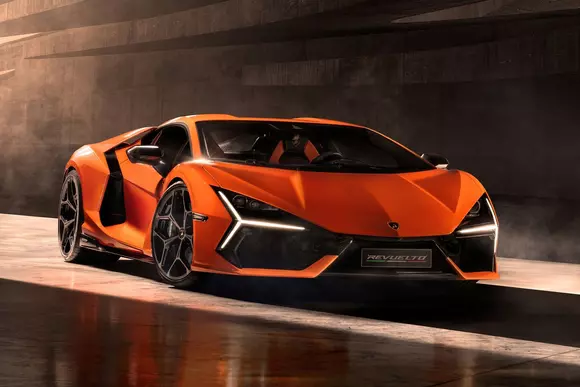 Putere devastatoare, hibridizare avansată și cutie cu dublu ambreiaj: Lamborghini Revuelto redefinește sportivitatea înmatriculabilă.