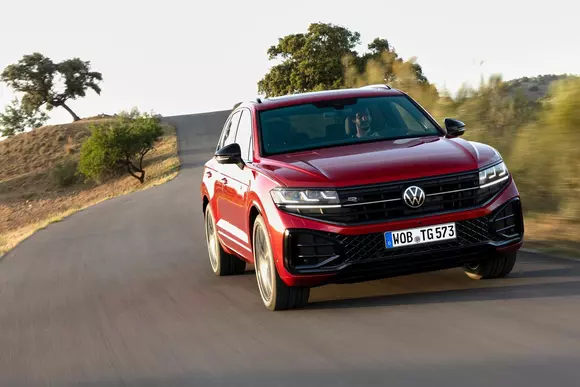 Nu greșim spunând că VW Touareg 2024 apare acum într-o lumina nouă.