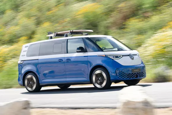 Dacă se poate mai mult, de ce nu? Volkswagen ID. Buzz LWB ilustrează perfect trimiterea acestei întrebări.