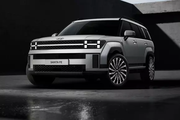 Cea de-a cincea generație Hyundai Santa Fe lasă în urmă stilul premium-convențional al fostelor modele și trece la altceva.