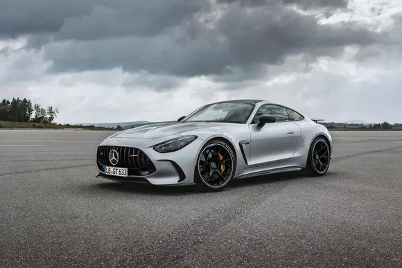A doua generație Mercedes-AMG GT Coupe reprezintă noul vârf al ofertei Mercedes-AMG. Un statut bine argumentat, de altfel.