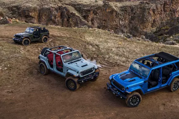 Legendarul Jeep Wrangler continuă drumul spre viitor alături de versiunea facelift