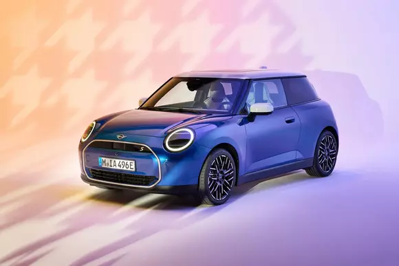 Chiar dacă inspirația e retro, tehnica și conceptul sunt de evengardă: noul MINI Cooper Electric transmite un mesaj categoric.