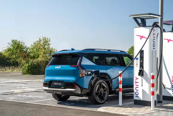 De acum mai simplu la stațiile de încărcare: Kia aduce tehnologia Plug&Charge în Europa