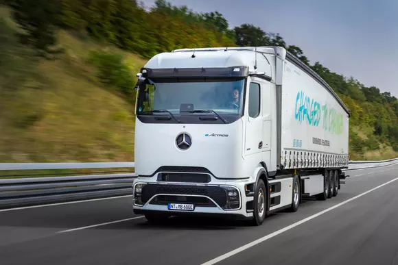 Noul camion electric de mare tonaj Mercedes-Benz eActros 600 își propune transformarea transportului rutier de marfă