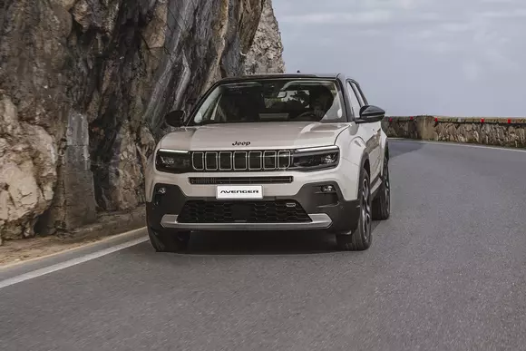 Crossover între combustie și electric: Jeep Avenger e-Hybrid completează acum gama tentantelor SUV-uri de clasă mică.