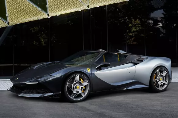 Decapotabilă perfectă pentru o toamnă lungă și caldă: Ferrari SP-8 vine să completeze patrimoniul unicatelor mărcii.