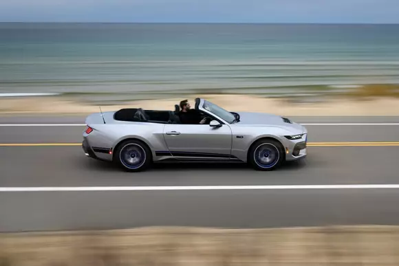 Cum faci ca să vinzi decapotabile în prag de iarnă? Inventezi personalizarea Ford Mustang GT California Special, de exemplu.