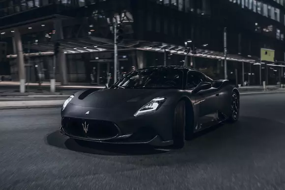 Nobilul întunecat: ediția specială Maserati MC20 Notte atrage privirile prin exclusivista abordare stilistică nocturnă.