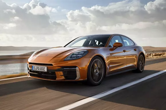 Cea de-a treia generație Porsche Panamera a debutat și ilustrează o remarcabilă abordare a tematicii sport-hightech