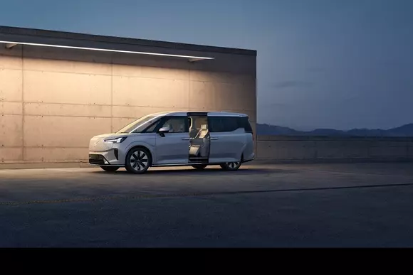 Reinventarea MPV-ului sub semnătură scandinavă: Volvo EM90 se vrea a fi un fel de un domiciliu luxos și mobil.