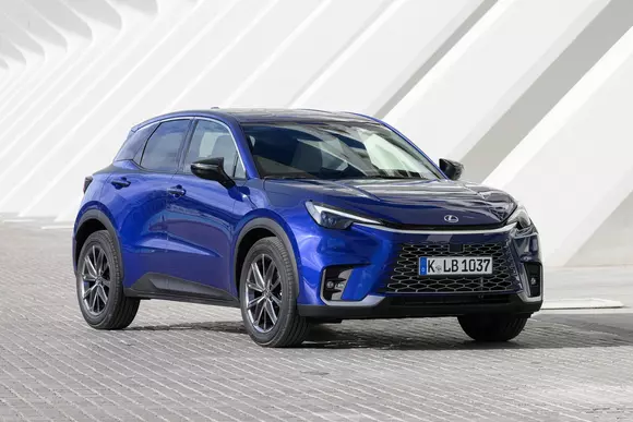 Ești cu adevărat premium când poți demonstra asta la orice scară dimensională. Lexus LBX o face în clasa mică.