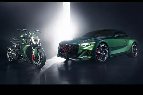 Ispita colecționarilor: motocicletă Ducati Diavel for Bentley by Mulliner și coupe-ul Bentley Batur by Mulliner aferent.