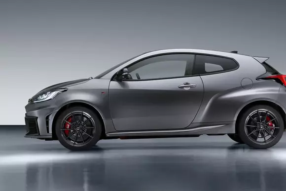 Substanța concentrată a sportivității: Toyota GR Yaris 2024 se prezintă mai marțial ca niciodată termeni de în stil și performanțe.