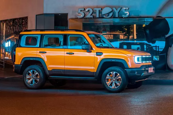 Amestec straniu de soluții tehnice arhaice și avansate, BAIC Beijing BJ40 îi tentează pe doritorii de robustețe și aventură.