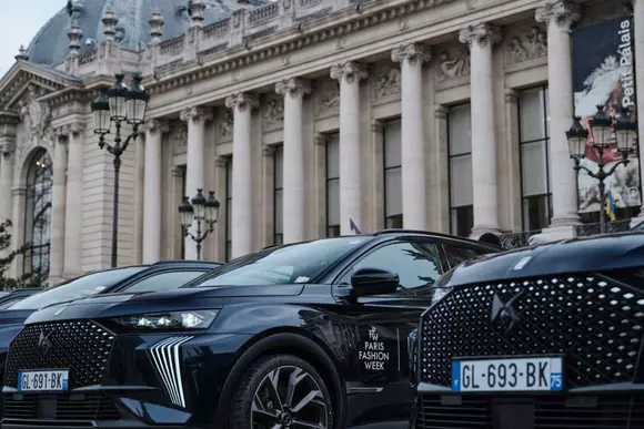 Exponente ale statutului de stil excepțional, limuzinele DS 7 și DS 9 preiau rolul de mașini oifciale pentru Paris Fashion Week.