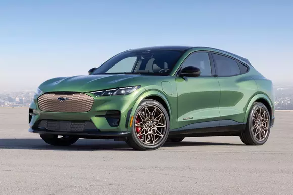 Cromatică sugestivă în era electrică: Ford Mustang Mach-E GT Bronze Appearance Package mizează pe originalitate.