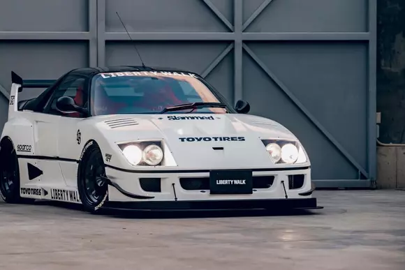 Formă aparte de umor japonez: Ferrari F40 îndesat, realizat pe baza unui kei-coupe Mazda Autozam AZ-1. Delicios!