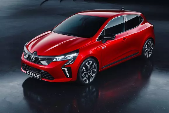 Sub denumirea Mitsubishi Colt, marca propune în România în clasa mică versiuni alimentate cu benzină și hibride.
