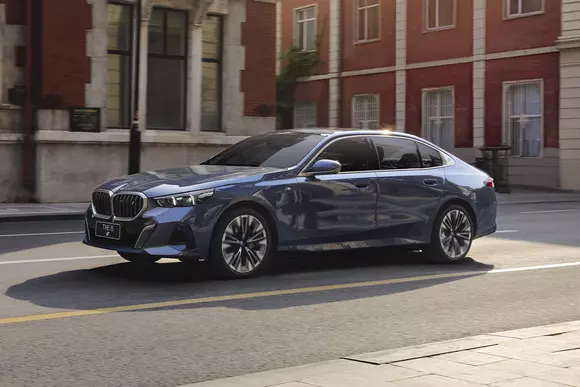 Debut comercial pentru sedanurile BMW Seria 5 și BMW i5 în variantele dezvoltate pentru piața din China și rezervate numai acesteia.