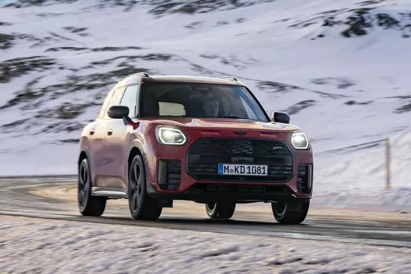 Ambianța ultracool a Islandei a fost fix ce trebuia pentru ca MINI Countryman ALL4 JCW să-și parcurgă prima sesiune foto în offroad.