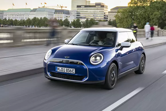 2023 a fost un an de semnificativ succes pentru MINI, bazat pe vânzări crescute și înmulțirea ofertelor de vehicule electrice.