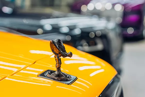 Tradiție, tradiție, dar ne mai și modernizăm: așa se prezintă noul showroom Rolls-Royce din Sunningdale, deschis la început de an.