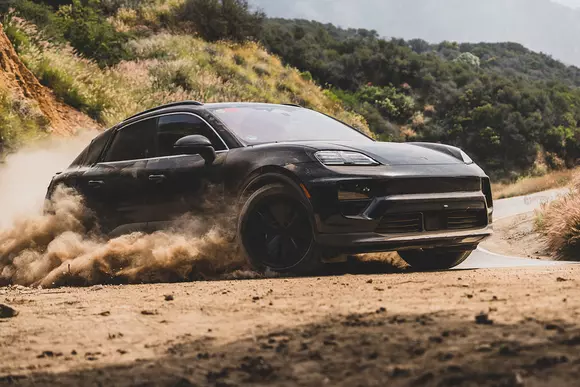 Testarea în condiții extreme a viitorului Porsche Macan continuă, dată fiind importanța sa pentru viitorul mărcii. Lansarea e aproape!