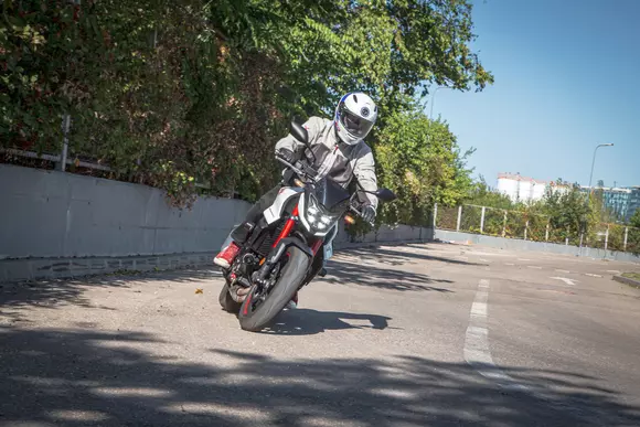 Honda CB750 Hornet: Viespea – Metamorfoza legendei