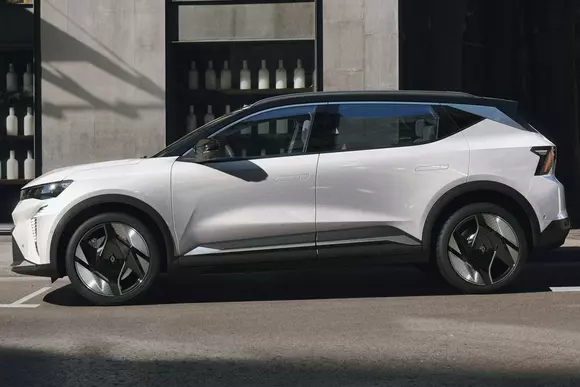 În 2024, juriul european „Car Of The Year” a decernat titlul omonim modelului Renault Scenic E-Tech electric la Salonul Auto de la Geneva.