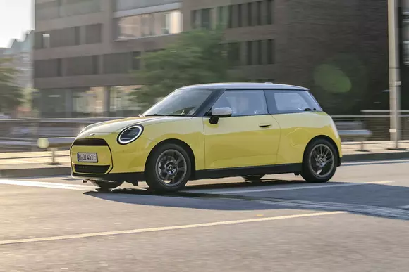 Minimalism - da, dar fără reducere de avantaje! MINI Cooper E Classic Trim aduce un mesaj știut într-o epocă nouă.