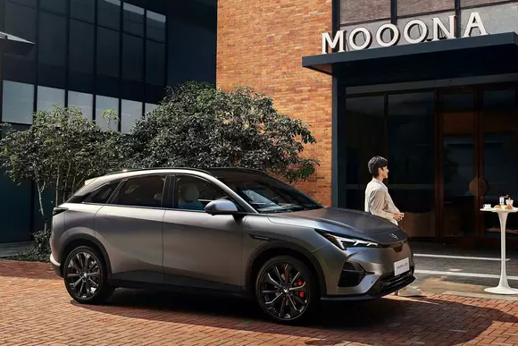 Genul propunerii de nerefuzat: BAIC ArcFox Alpha T5 are tot ce-și poate dori o familie tânără din mediul urban sau metropolitan.