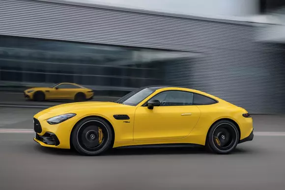 Completare la seria germană dedicată temei clasice (motor față, tracțiune spate): Mercedes-AMG GT 43 Coupé, tentația cu 4 cilindri.