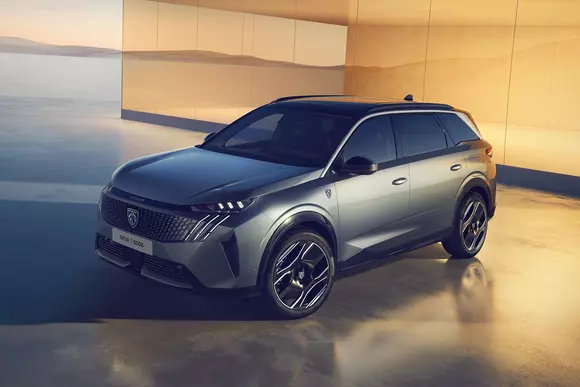 Prezență ambițioasă în clasa medie: SUV-ul Peugeot E-5008 mizează pe stil rafinat și propulsie 100% electrică.